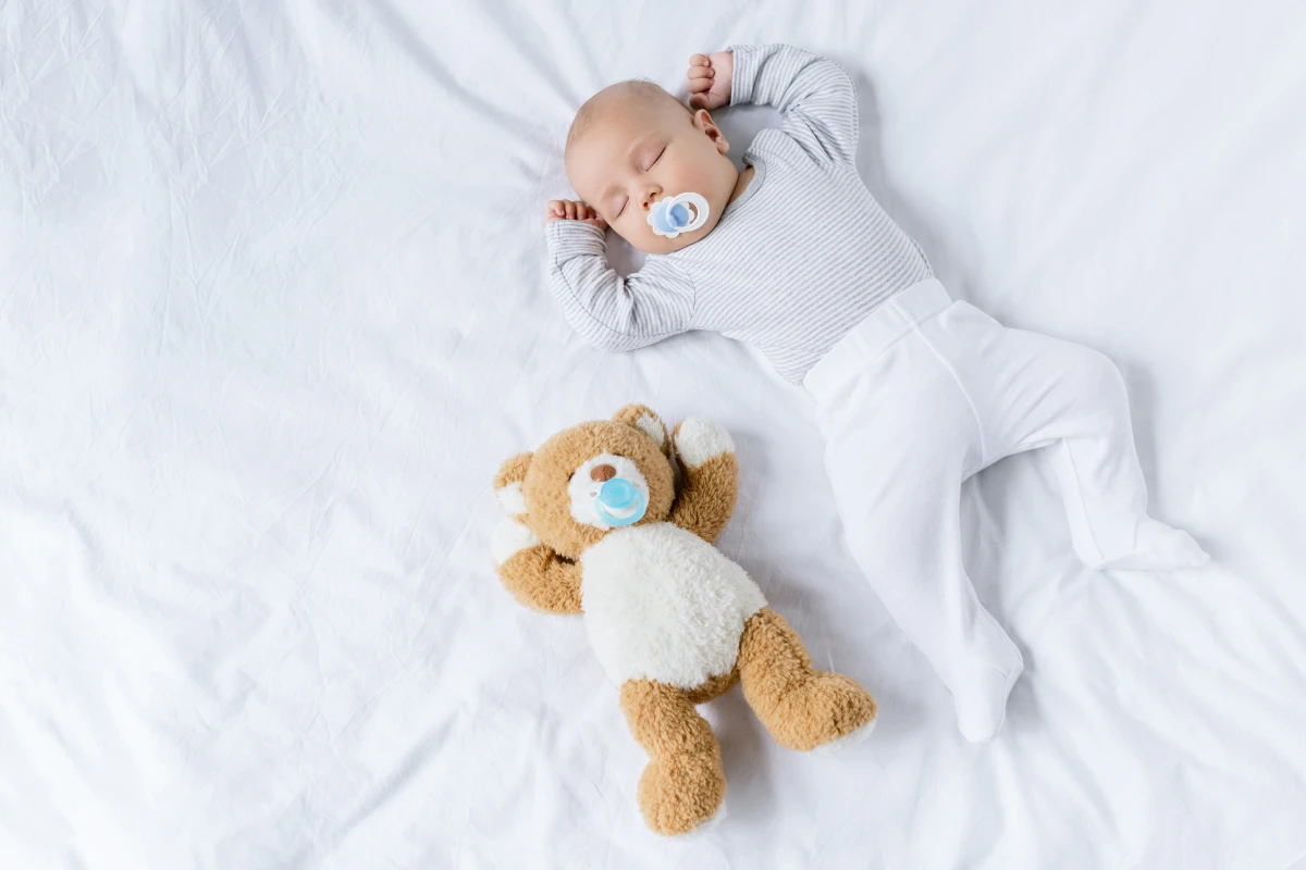 Kako navići bebu da spava noću