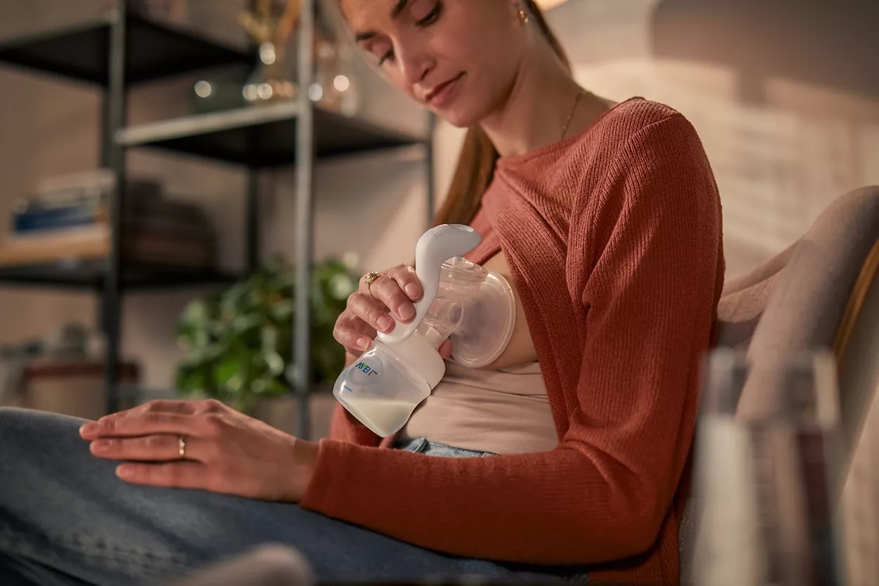 AVENT MANUELNA PUMPICA, SET ZA IZMAZANJE NATURAL (flasice, tufer, via solja sa adapterom) - Slika 11