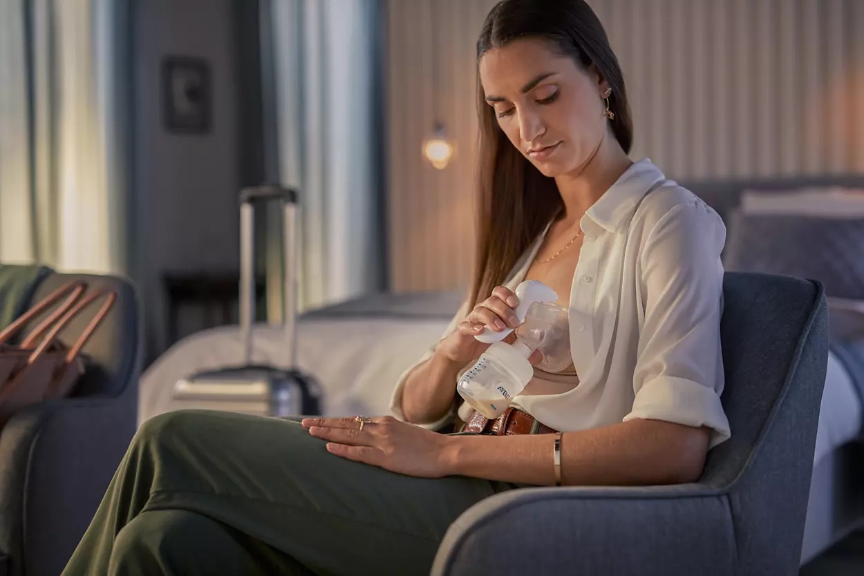 AVENT MANUELNA PUMPICA, SET ZA IZMAZANJE NATURAL (flasice, tufer, via solja sa adapterom) - Slika 4