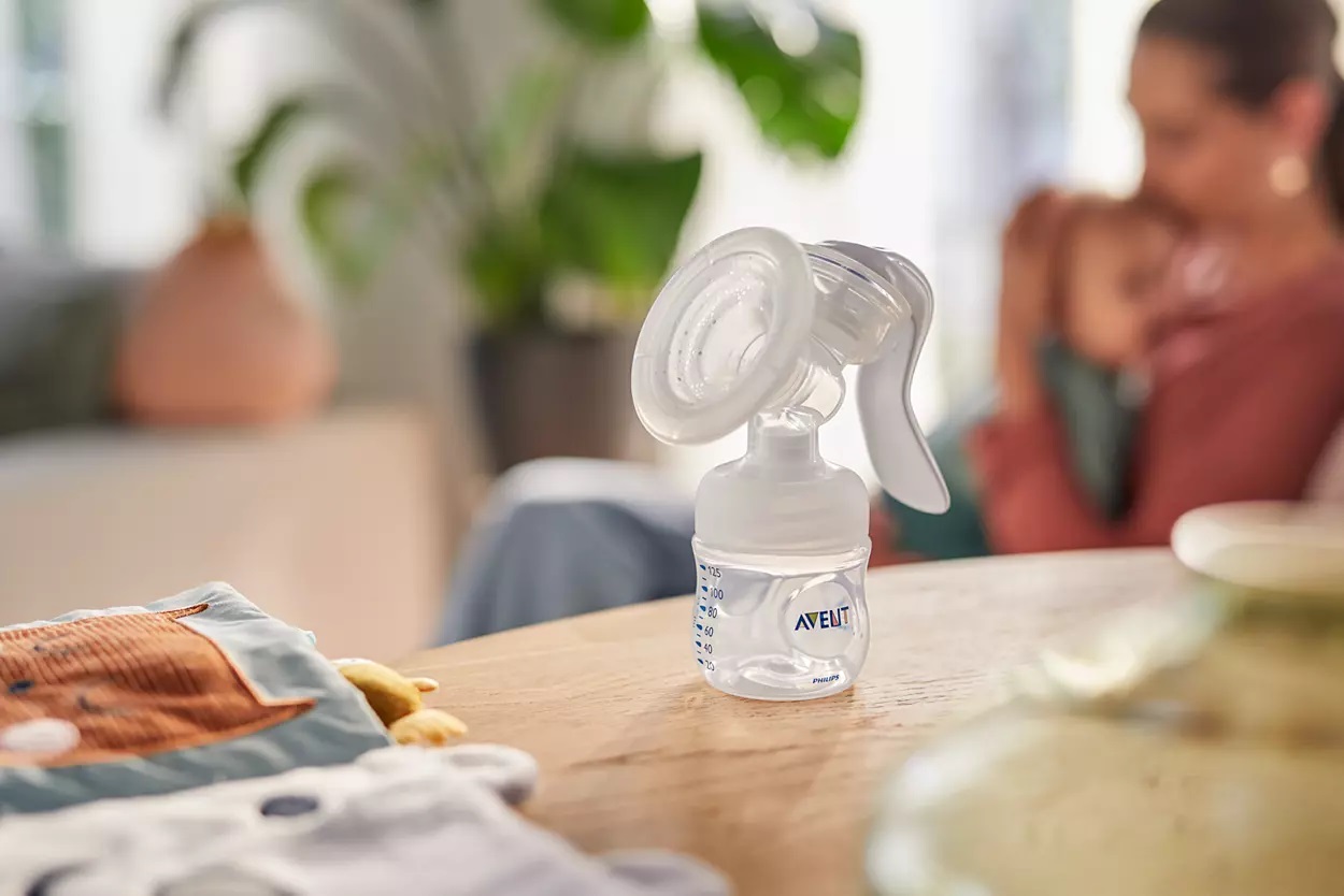 AVENT MANUELNA PUMPICA, SET ZA IZMAZANJE NATURAL (flasice, tufer, via solja sa adapterom) - Slika 3